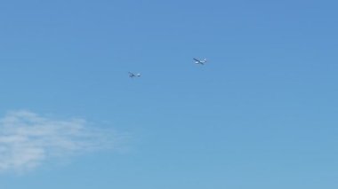 Süzülüyor, uçaklar. Uçak, yüksek irtifada kabloyla bağlanmış bir planörü çekiyor. Sibirya.