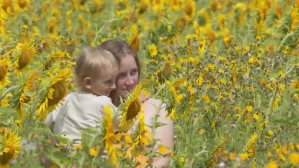 Mutter Und Kind Eine Junge Glückliche Mutter Geht Mit Einem — Stockvideo