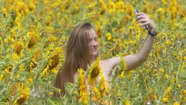 Beautiful Happy Girl Smiles While Taking Selfie Field Blooming Sunflower — Stock videók