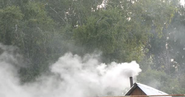Une Épaisse Fumée Provenant Tuyau Acier Est Emportée Par Vent — Video