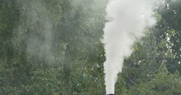 Une Épaisse Fumée Provenant Tuyau Acier Est Emportée Par Vent — Video