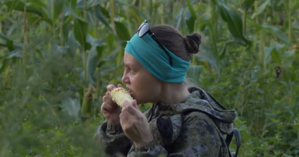 Farma Pole Kukurydzy Dziewczyna Rzuca Kolbą Kukurydzy Portret Strzelanie Rękami — Wideo stockowe