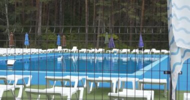 Yüzme havuzu, dinlenme alanı. Parktaki havuz Sibirya 'da beyaz sandalyelerle çevrili..