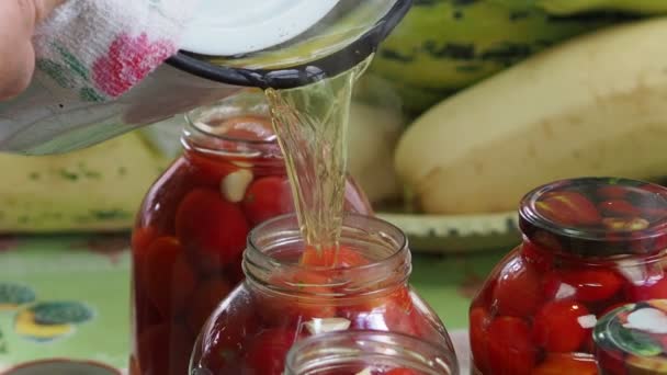 Konserwa Domowa Kobieta Nalewa Pomidory Umieszczone Szklanych Słoikach Gorącą Solanką — Wideo stockowe