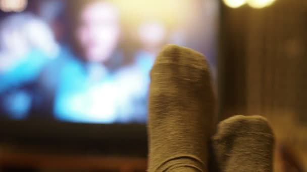 Oglądam Telewizję Stopy Mężczyzny Skarpetkach Oglądającego Film Telewizji Nieostre Zbliżenie — Wideo stockowe