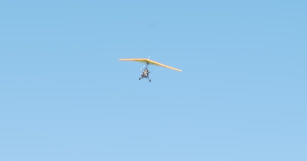 Gliding Træningsfly Hang Svævefly Med Pilot Passager Sænkes Til Lande – Stock-video