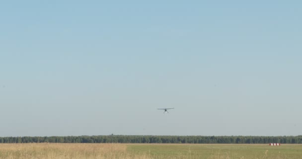 フィールド シベリアにグライダーの土地を引くための吊りケーブルを持つ小さな飛行機 — ストック動画