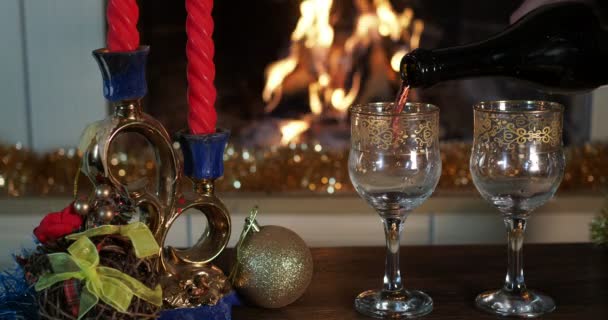 Vacaciones Navidad Año Nuevo Hombre Vierte Una Bebida Una Botella — Vídeo de stock