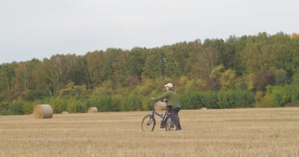 Vidéki Terület Farm Egy Idős Átsétál Egy Öreg Kerékpárral Egy — Stock videók
