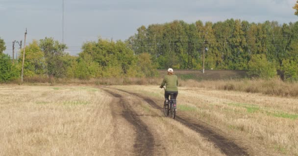 Vidéki Terület Farm Egy Idős Biciklizik Egy Öreg Kerékpáron Egy — Stock videók