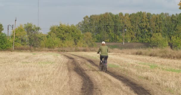 Ländlicher Raum Bauernhof Eine Ältere Frau Fährt Mit Einem Alten — Stockvideo