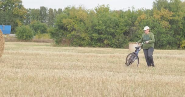 Venkovská Oblast Farma Starší Žena Projíždí Starým Bicyklem Posekaným Pšeničným — Stock video
