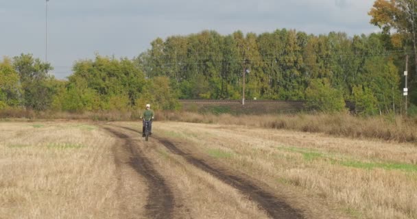 Venkovská Oblast Farma Starší Žena Jezdí Starém Kole Přes Pole — Stock video