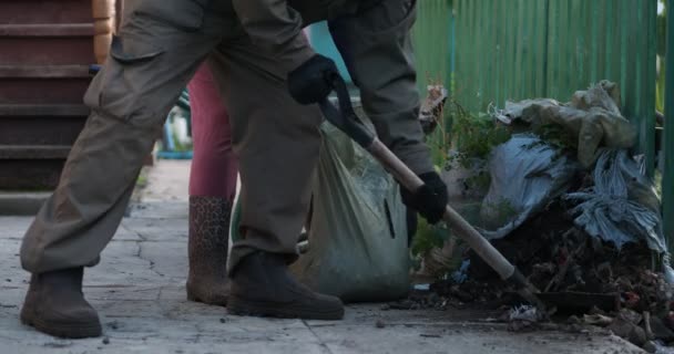 Навколишнє Середовище Збір Сміття Чоловік Жінка Збирають Сміття Сумці Лопатою — стокове відео