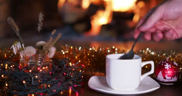 시즌이야 커피를 찻주전자에서 부케와 크리스마스 장식의 배경에 — 비디오