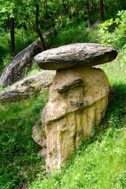 Dünya sütunlar üzerinde düzensiz kayalar
