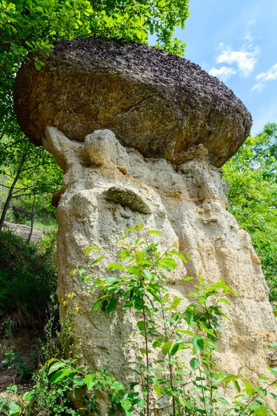 Massi erratici su pilastri di terra — Foto Stock