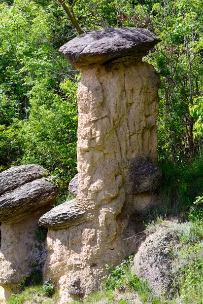 Pedras erráticas sobre pilares de terra — Fotografia de Stock