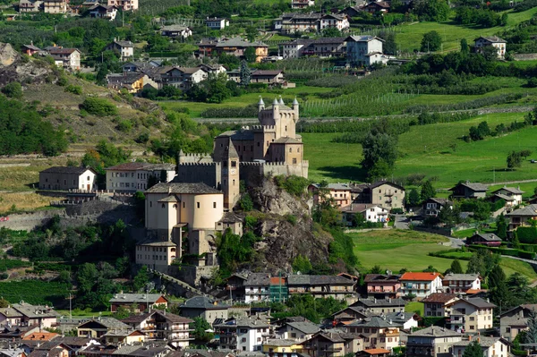 Burg in den Bergen — Stockfoto