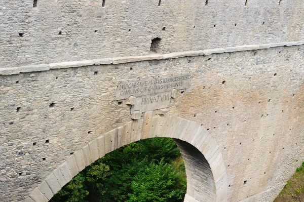 Roman aqueduct bridge — Stock Photo, Image