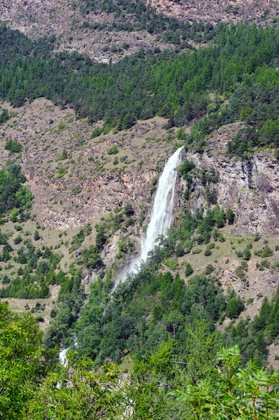 Wodospad w Alpach — Zdjęcie stockowe