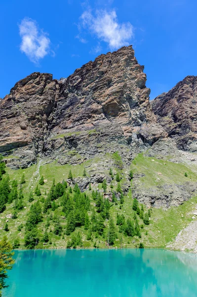 Блакитне озеро і льодовик морени Verra — стокове фото