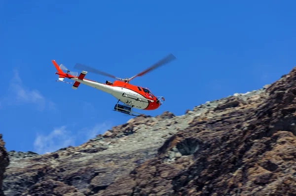 Helikopter tijdens de vlucht — Stockfoto