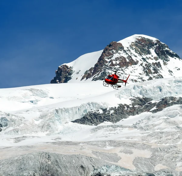 Helikopter tijdens de vlucht — Stockfoto