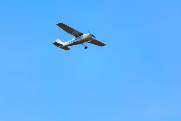 Propeller lätta flygplan under flygning — Stockfoto