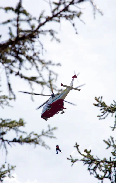 Heliambulance får en skadad — Stockfoto