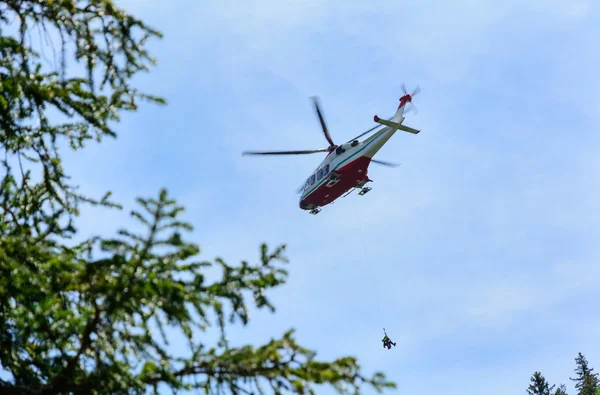 Heliambulance krijgt een benadeelde — Stockfoto