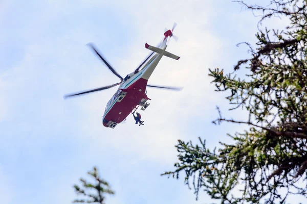 Heliambulance bir yaralı alır