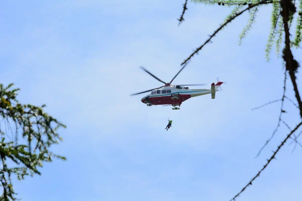 Heliambulance får en skadad — Stockfoto