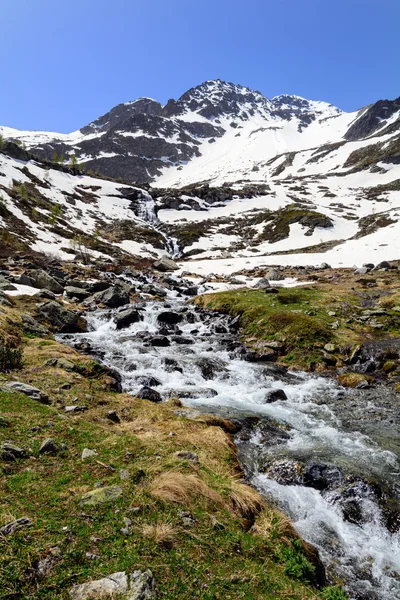 La fonte des glaciers dans les hautes montagnes — Photo