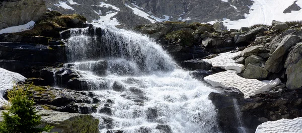 Scioglimento dei ghiacciai in alta montagna — Foto Stock