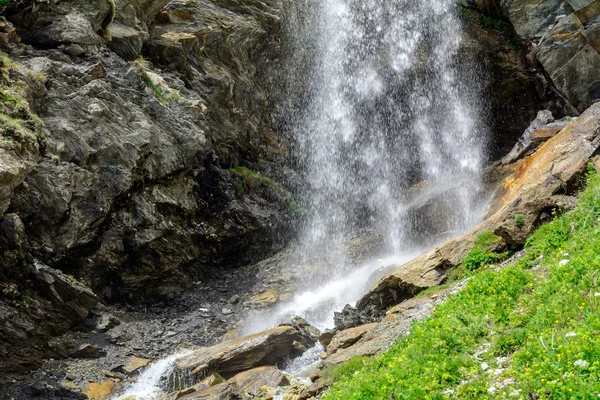 Waterval in Alpen — Stockfoto