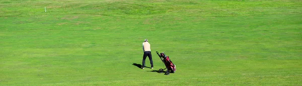 Golfer on the fairway — Stock Photo, Image