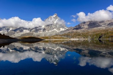 Lake Goillet yansıtılmış Matterhorn