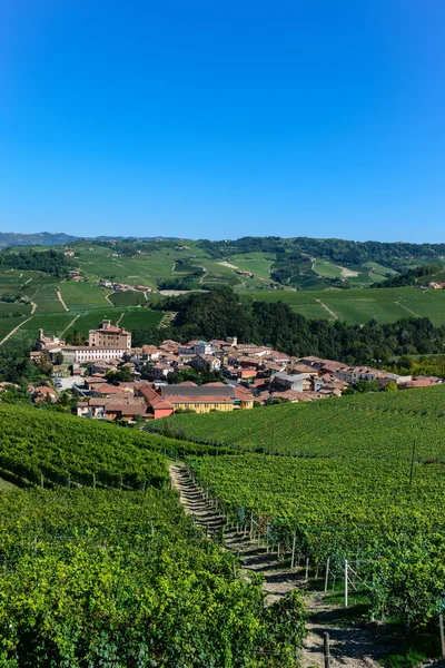 Stadt Barolo in den langhe-Weinbergen — Stockfoto