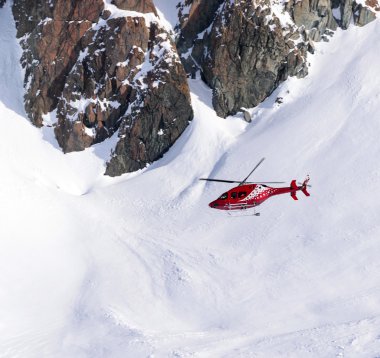 Karlı dağlarda helikopter