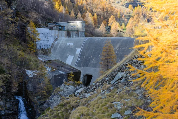 Barragem nas montanhas — Fotografia de Stock