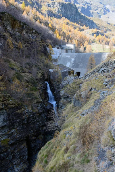 Damm in den Bergen — Stockfoto