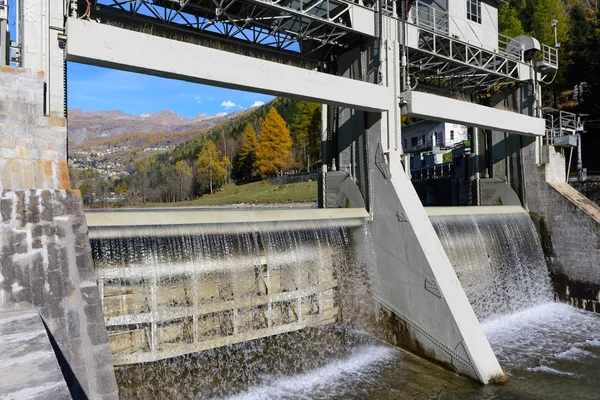 Przepełnione dam Maen — Zdjęcie stockowe