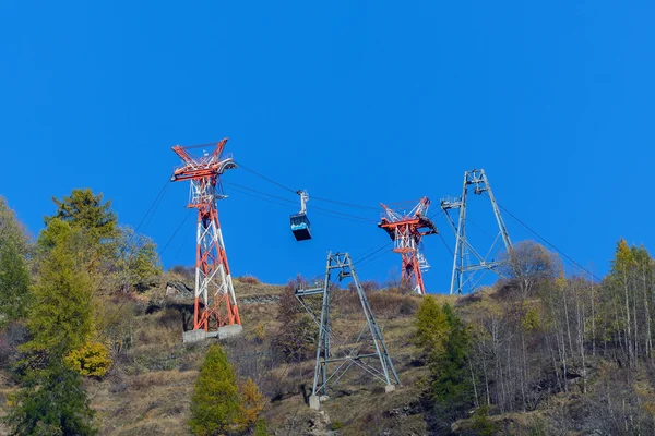 Линии электропередачи в горах — стоковое фото