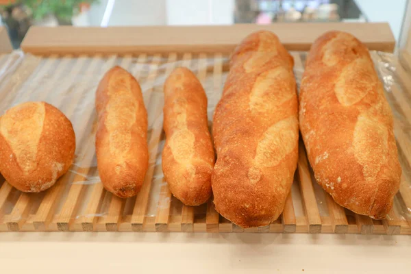 用各种尺寸的木制盘子烤的新鲜面包 — 图库照片