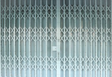 Galvanize metal uzun çubuklar ve katlanabilir akordeon demir levhalar tarafından oluşturulan geleneksel eski tarz çelik kapı katlanabilir geri çekilebilir kapanış modeliyle