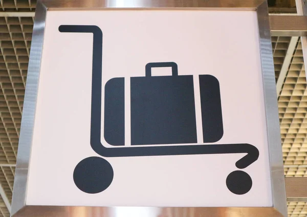 Вывеска Багажом Белом Фоне Терминале Аэропорта — стоковое фото