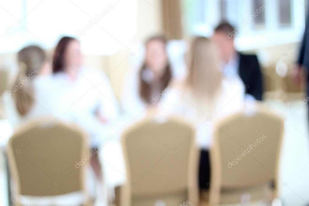 背景をぼかし ビジネスの人々 を持つボード会議で近代的なオフィス ストック写真 C Lianna S