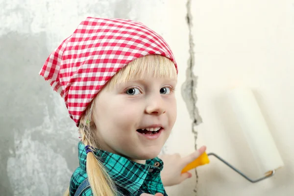 Rubia de ojos azules niña haciendo reparaciones en el apartamento —  Fotos de Stock