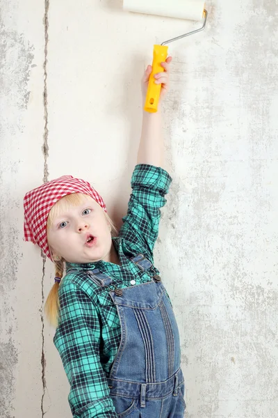 Loira de olhos azuis menina fazendo reparos no apartamento — Fotografia de Stock